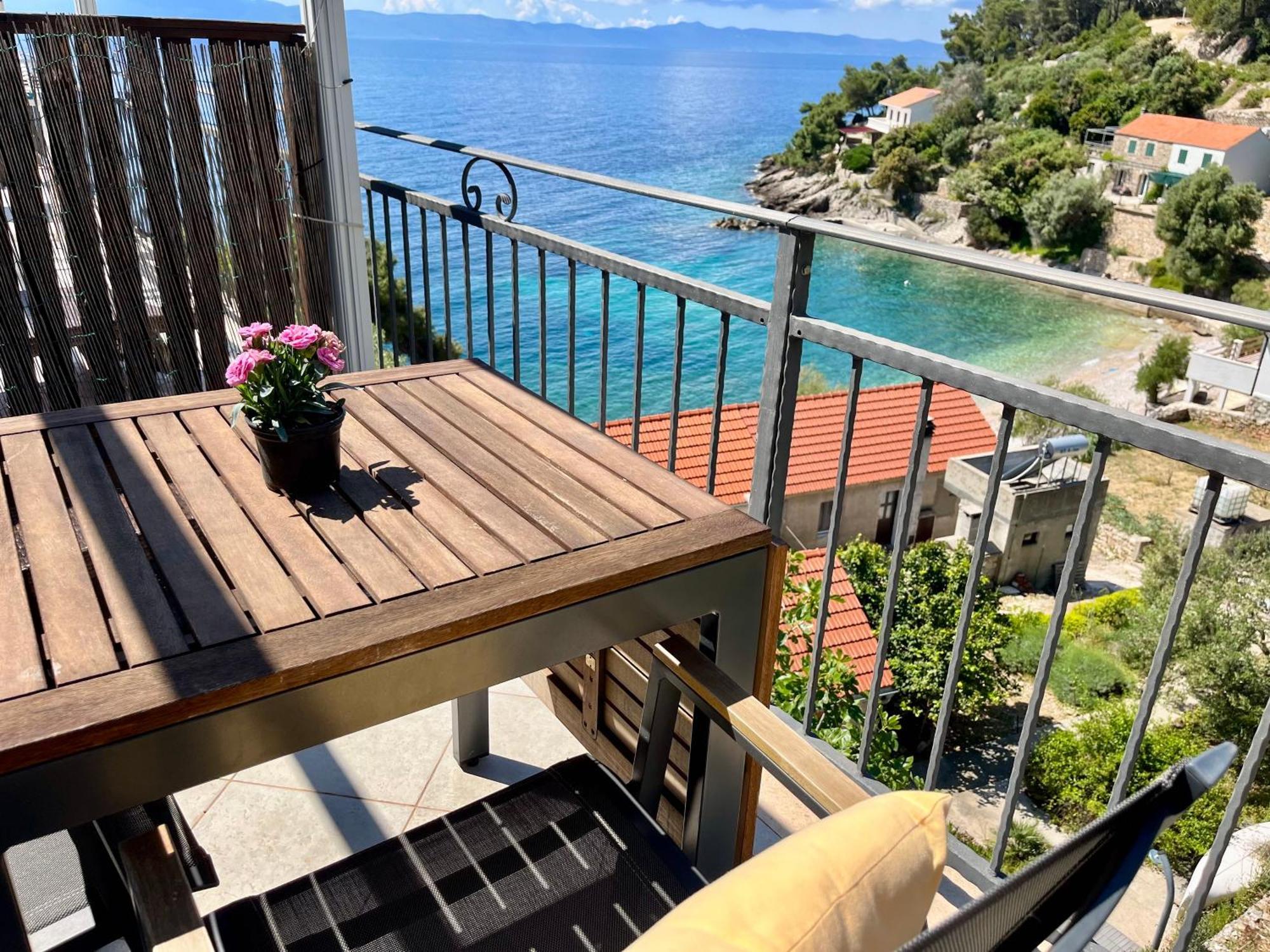 Paradise Apartments - Robinson Getaway Gdinj Buitenkant foto
