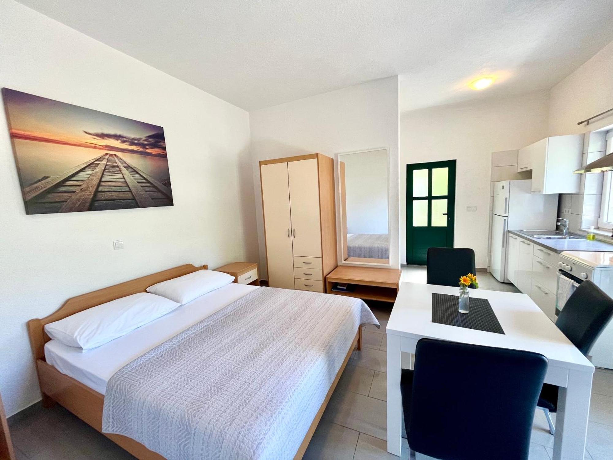 Paradise Apartments - Robinson Getaway Gdinj Buitenkant foto